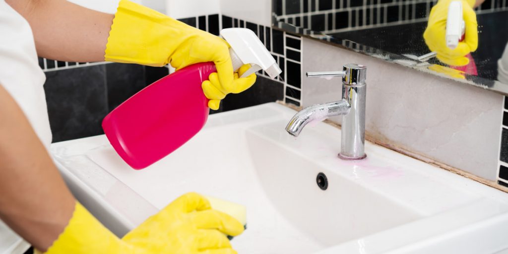 cleaning bath sink with lemon solution