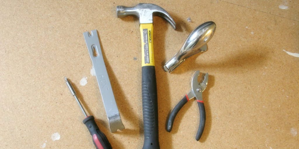 tools for removing carpeting