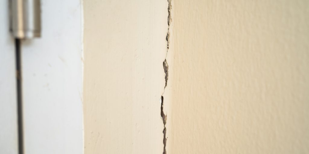 vertical cracks in walls