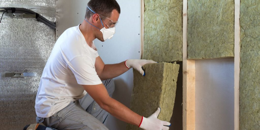 man install insulation in walls